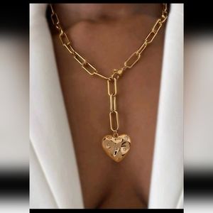 Zara chain rhinestone heart shaped necklace